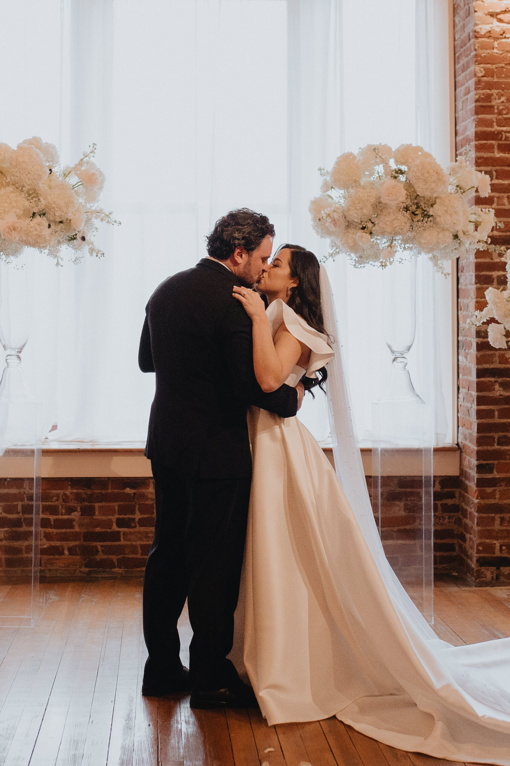 A MODERN AND TIMELESS WEDDING AT THE OLIVER BUILDING, KC
